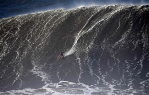 big wave surfing nazare.